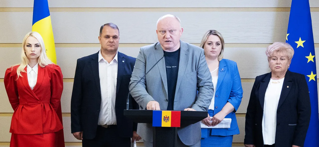 Василе Боля пришел на заседание парламента в майке с надписью "команда Путина"