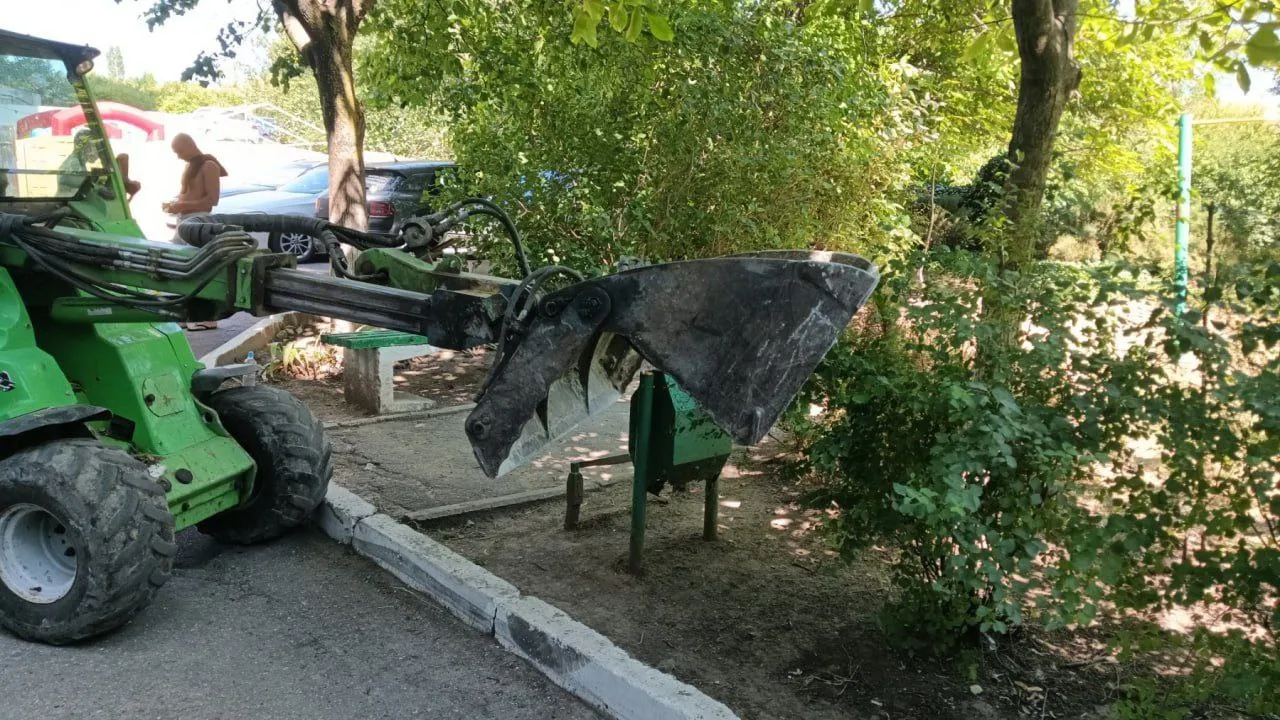 Dispozitivele ilegale de parcare, demontate în sectorul Ciocana al Capitalei