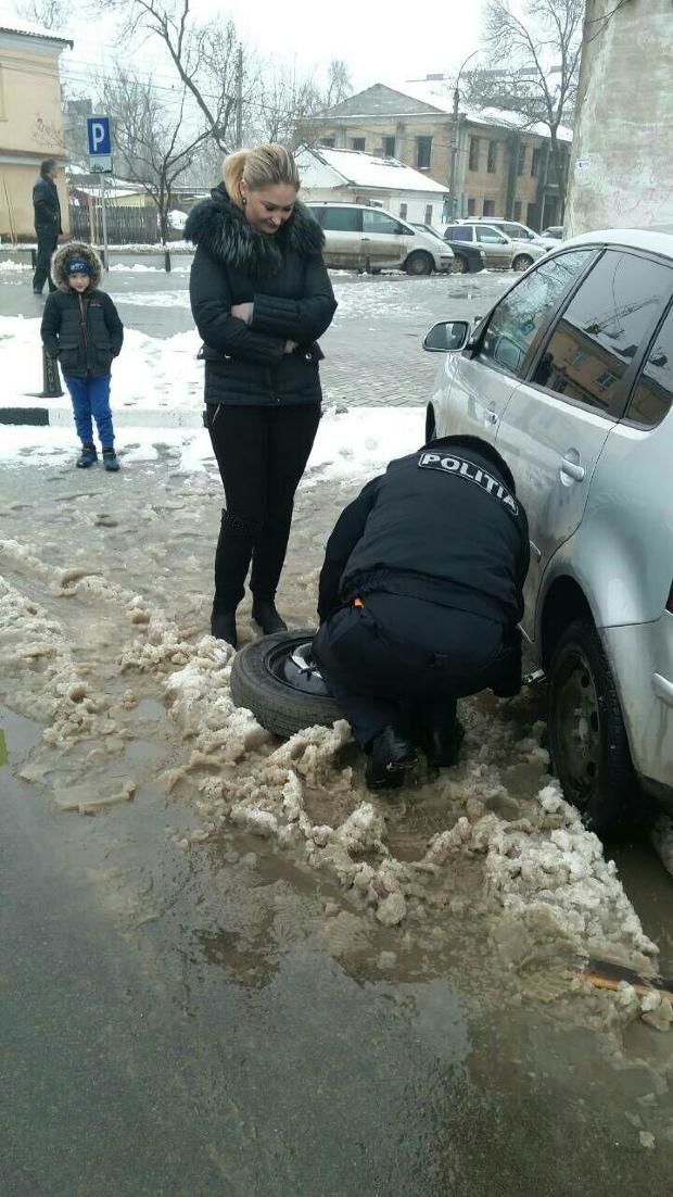 O polițistă, într-o ipostază mai puţin obişnuită. Cum a fost surprinsă