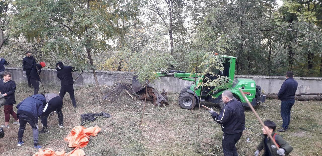 Осенняя кампания по уборке в Кишинёве продолжается