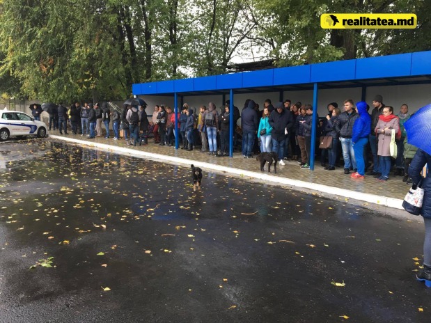 Десятки кишиневцев вынуждены под дождем ожидать экзамена на получение прав