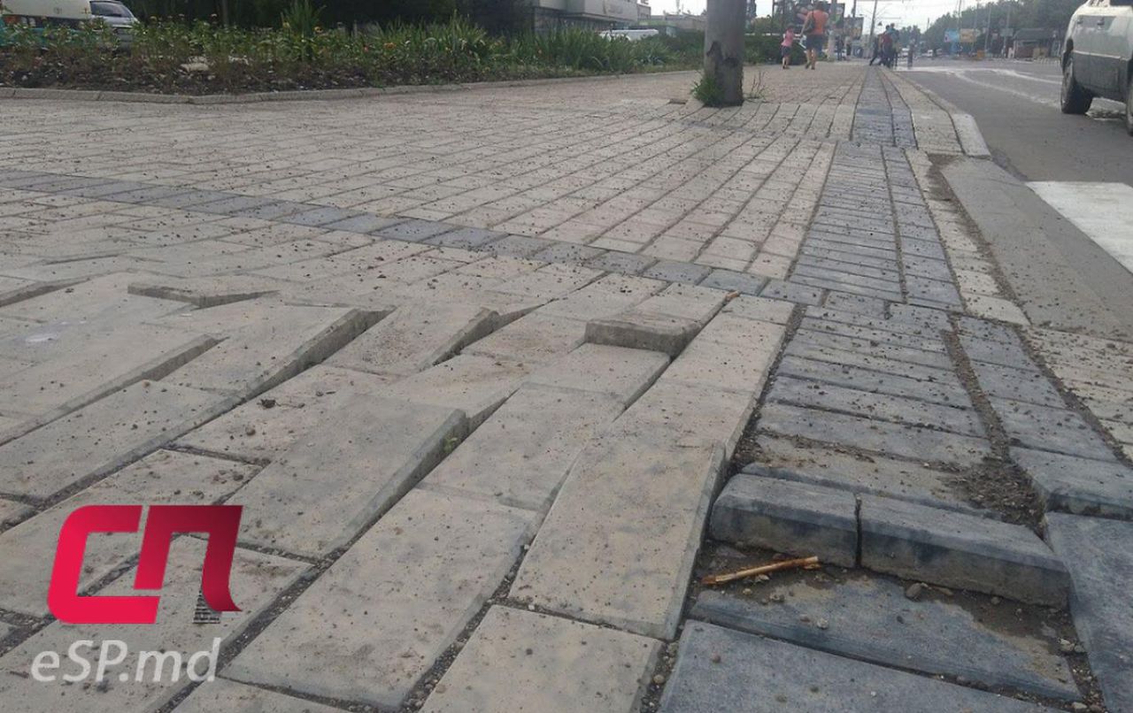 В Бельцах тротуарная плитка встала дыбом