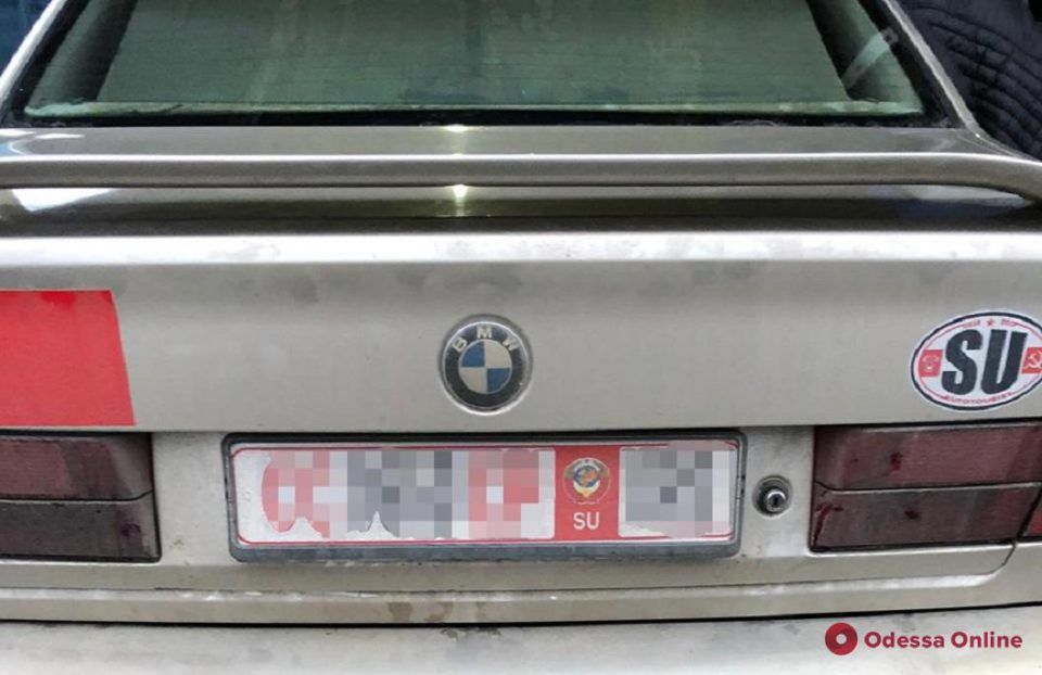 Молдаванин хотел попасть в Одесскую область на BMW с номерами и символикой СССР