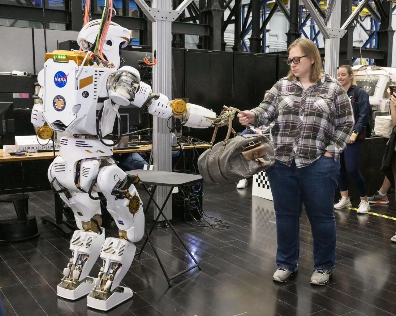 NASA создаст роботов для опасной работы на Луне и Марсе