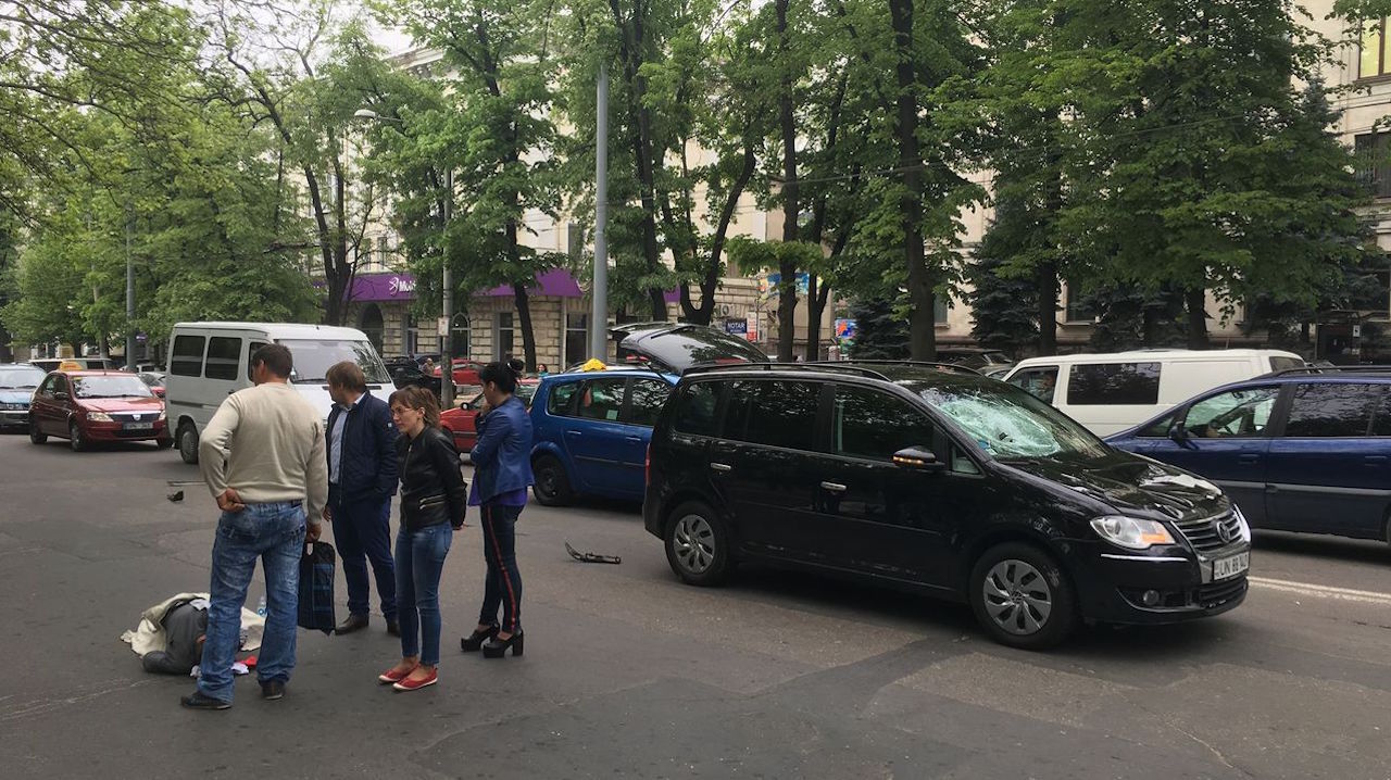 На бульваре Штефана чел Маре автомобиль сбил пешехода