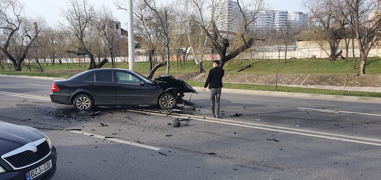 В Кишиневе при ДТП два автомобиля получили серьезные повреждения