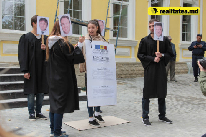 Коммунисты протестовали у конституционного суда с фотографиями членов КС
