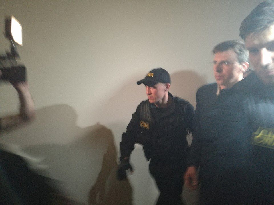 Primarul Capitalei, escortat la CNA. Momentul în care Chirtoacă este scos de ofițeri