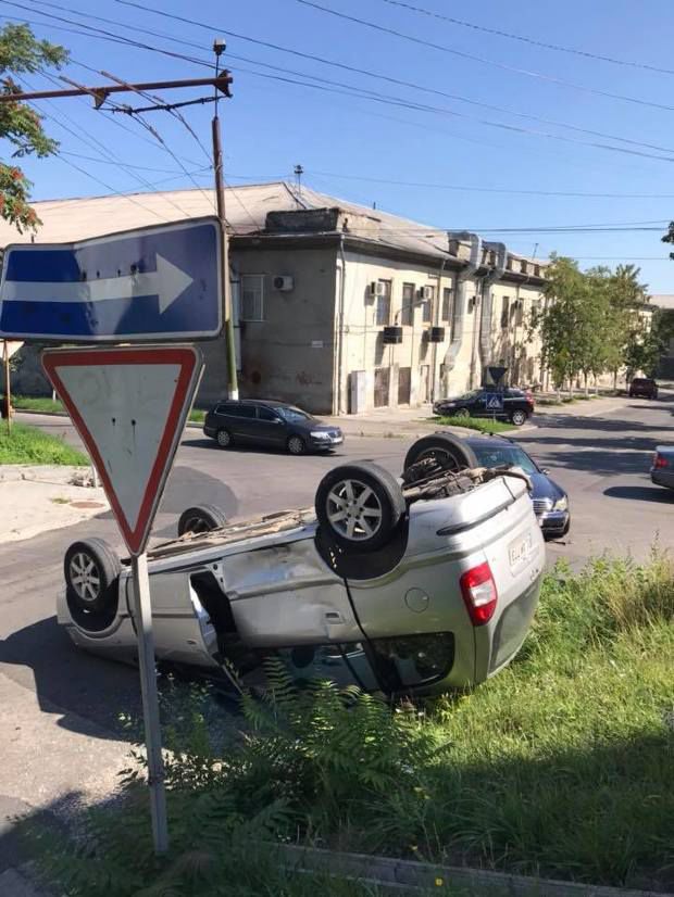 В столице в результате столкновения автомобиль перевернулся на крышу