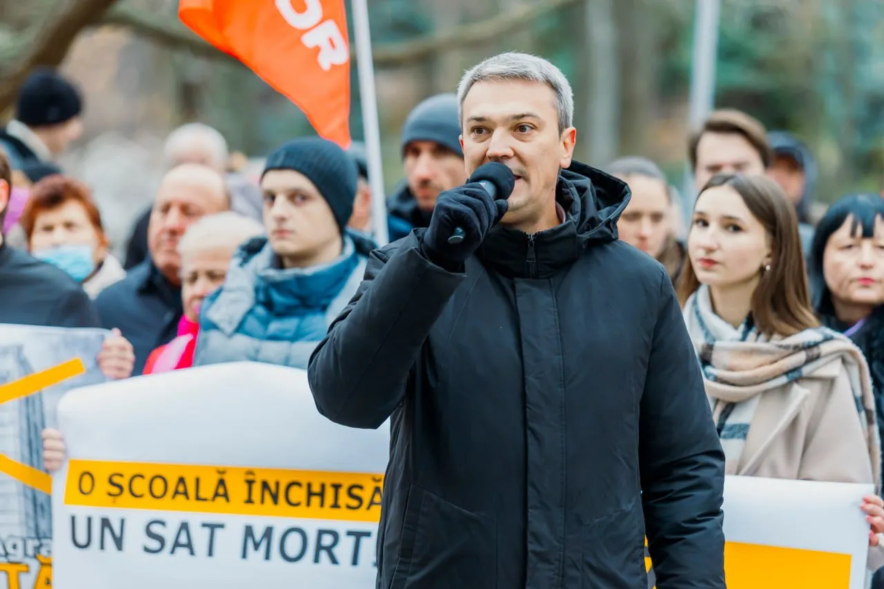 Сторонники Партии социалистов провели протест против закрытия школ