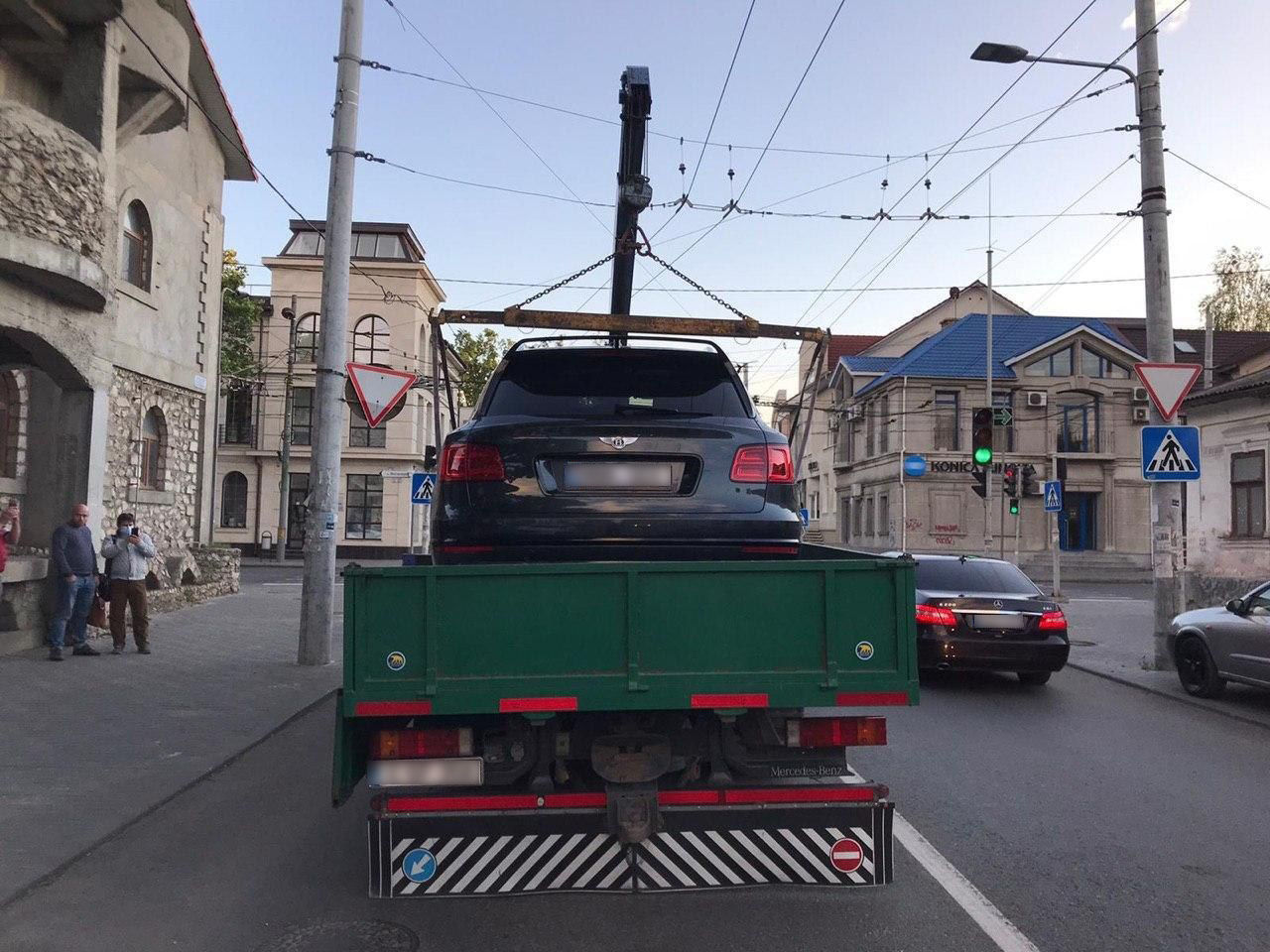 Водитель мотоцикла, угрожавший полицейским, и его друг на Bentley были под наркотиками