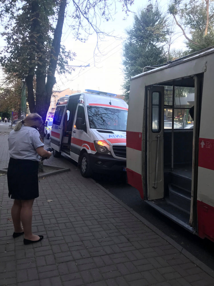 Пьяный мужчина устроил драку в троллейбусе
