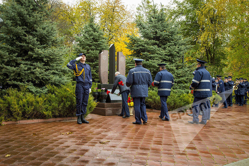 Пожарные и спасатели провели соревнования в честь погибших коллег