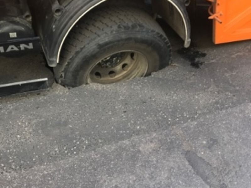 Мусоровоз провалился под асфальт в центре Кишинева