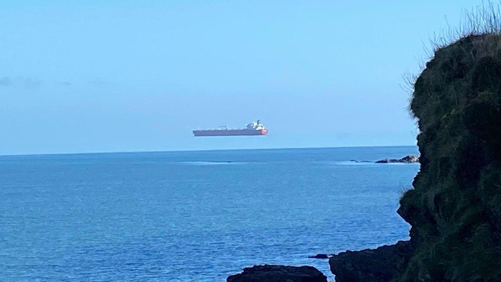 У берегов Британии сняли парящий над водой корабль