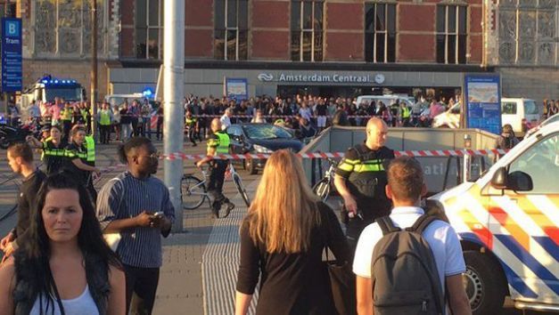O maşină a intrat într-un grup de oameni la Amsterdam, rănind cel puţin opt persoane