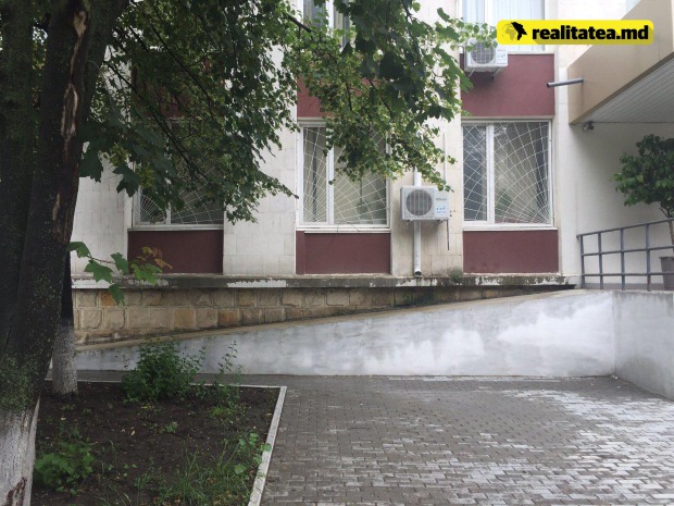 Апелляционная палата Кишинева заблокировала инвалидам доступ в здание