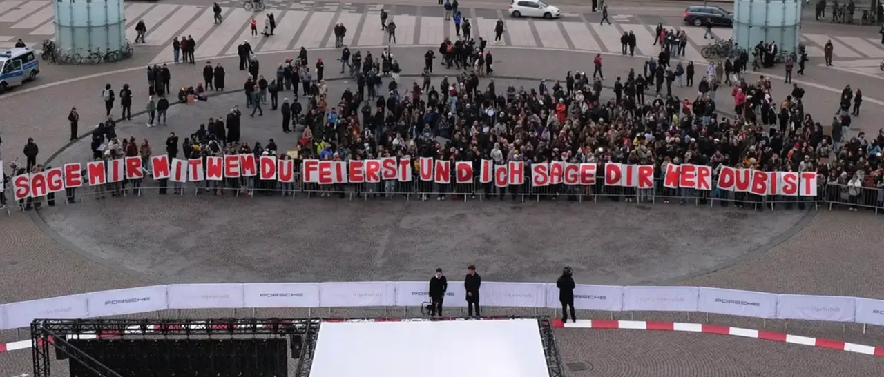В Лейпциге прошел митинг против солиста Rammstein Линдеманна
