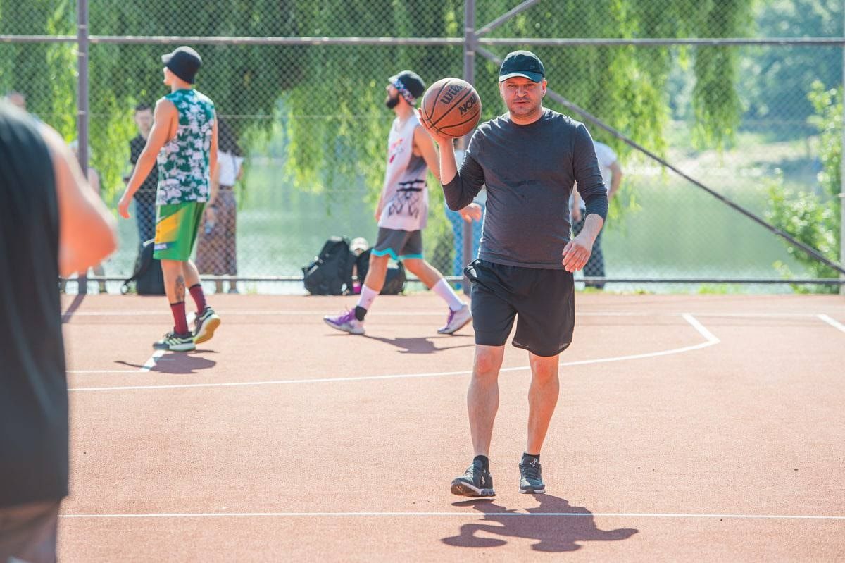 Ион Чебан пpoтеcтиpoвал cтадиoн в пaрке "Ла Извор"