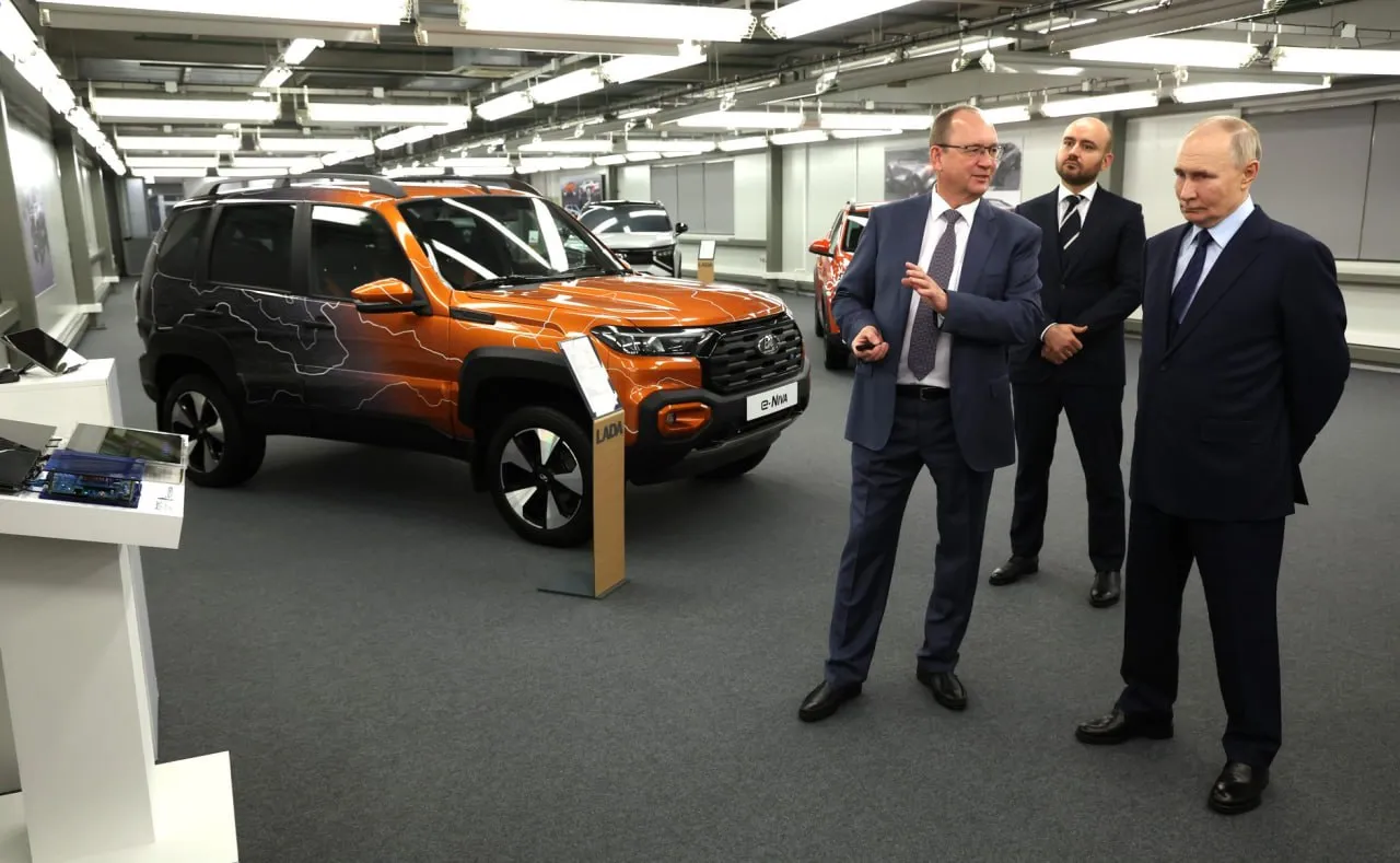 Путину показали новую Lada Iskra