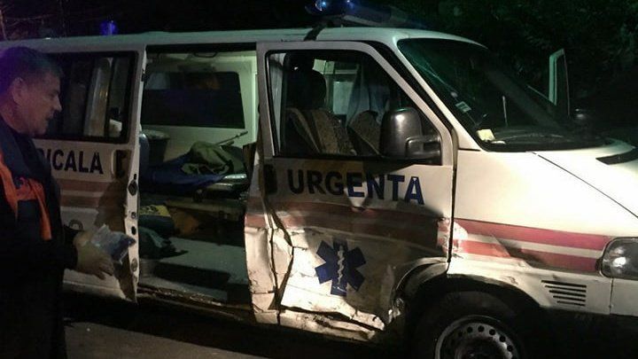 Автомобиль протаранил «скорую помощь» в Кишиневе