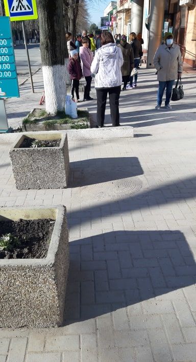 В центре Глодян, где зафиксирована вспышка COVID-19, многолюдно