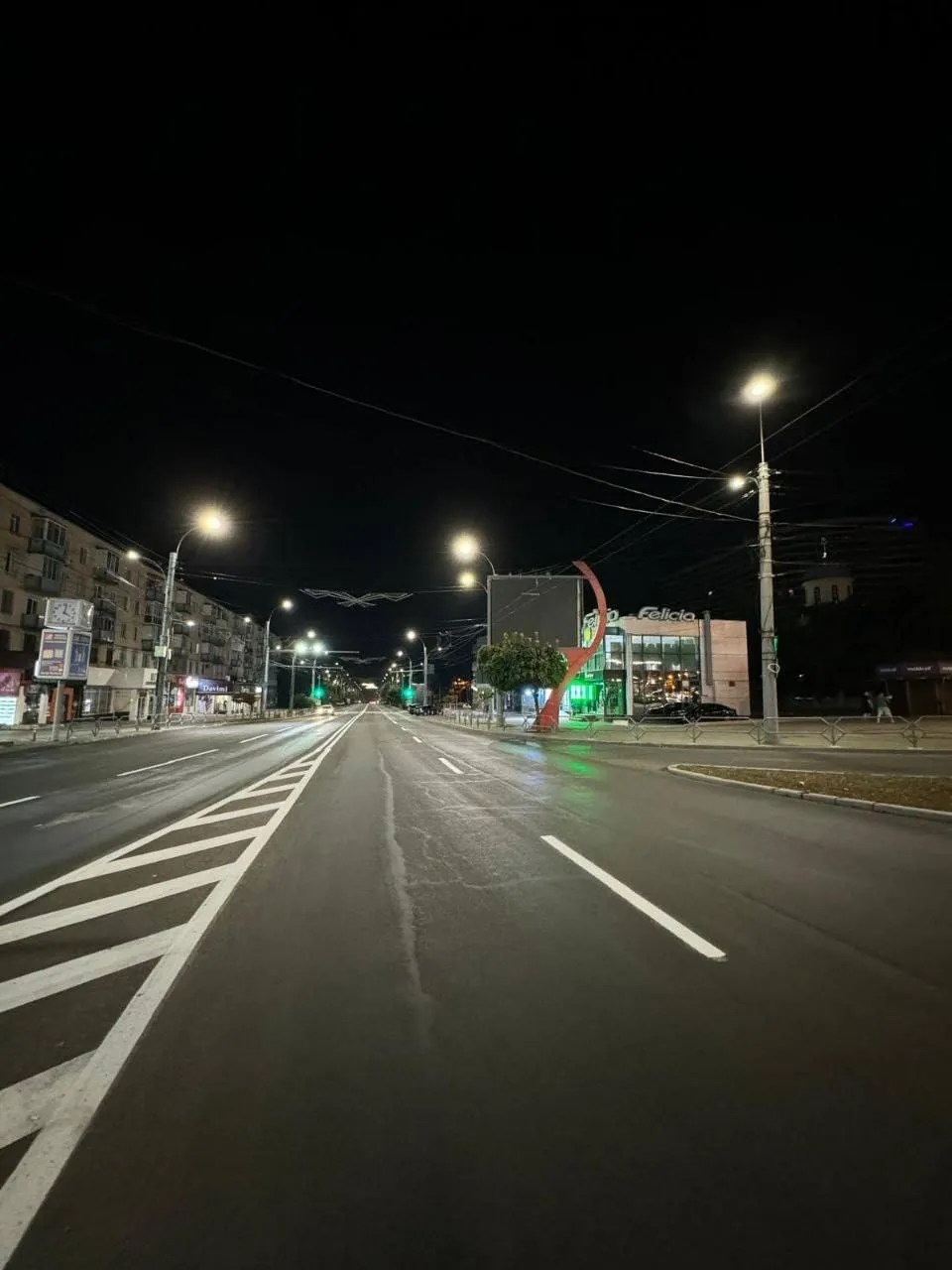 Pe străzile Capitalei continuă reînnoirea marcajelor rutiere