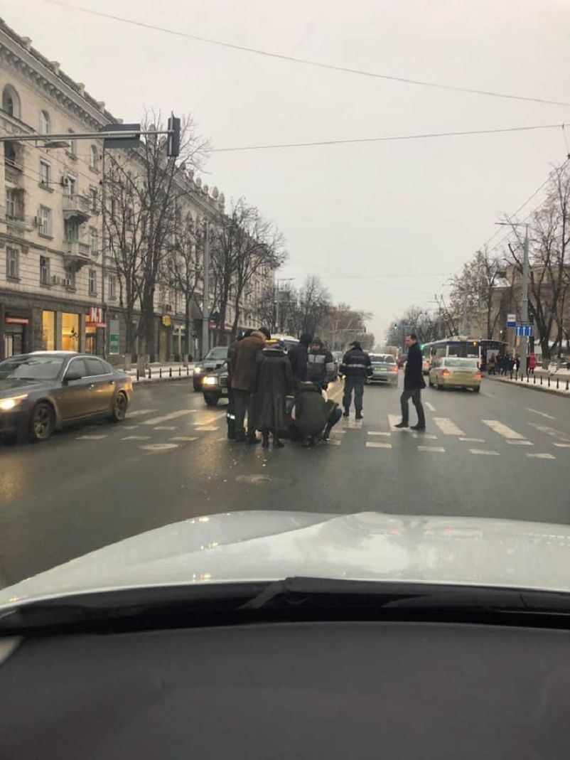 В центре столицы на пешеходном переходе сбили женщину