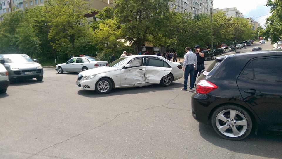 Пытаясь оторваться от полиции, пьяный водитель въехал в «Мерседес»