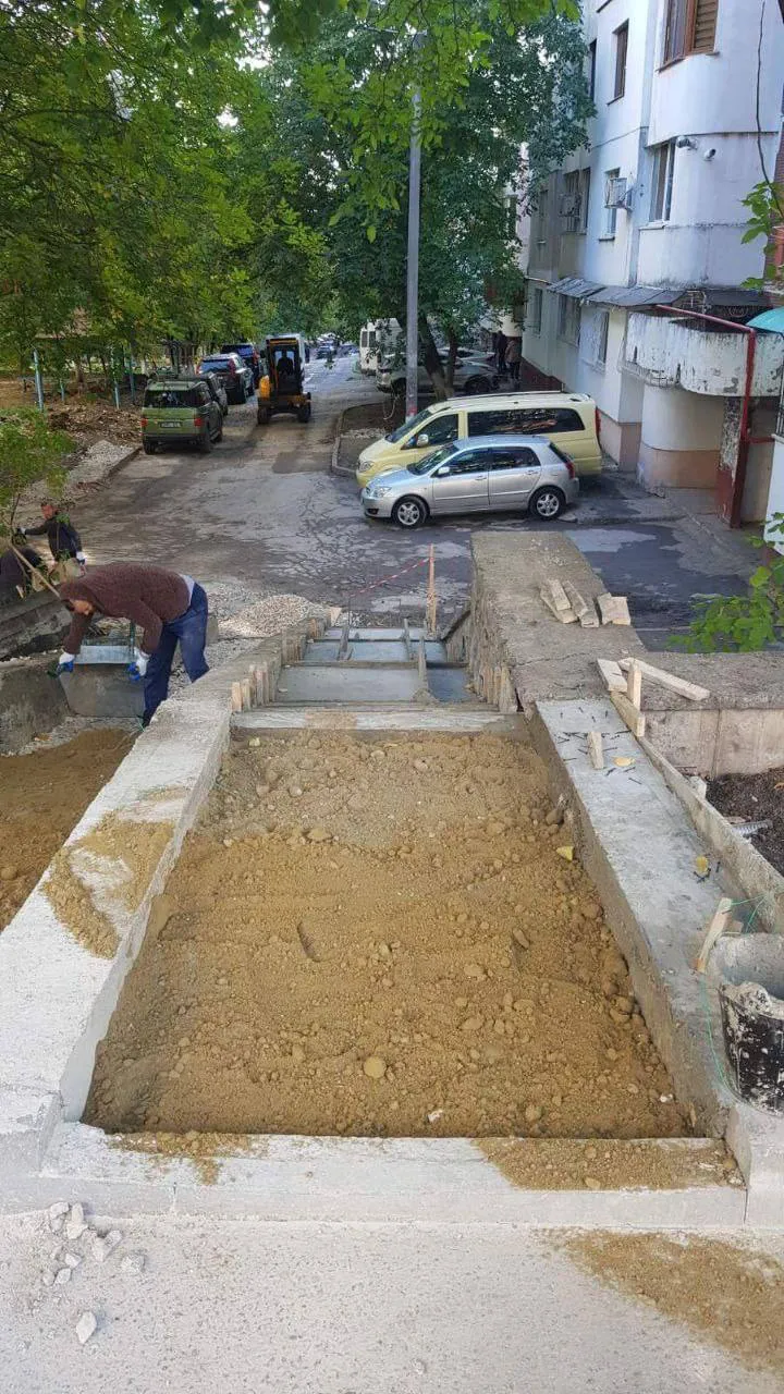 Продолжаются работы по благоустройству Школьной аллеи на Чеканах