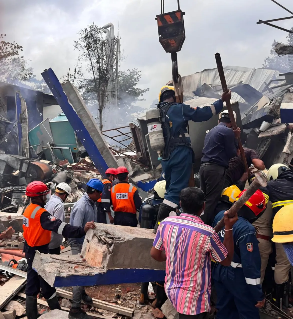 Catastrofă în India: O explozie a distrus complet o fabrică. Zeci de persoane au murit
