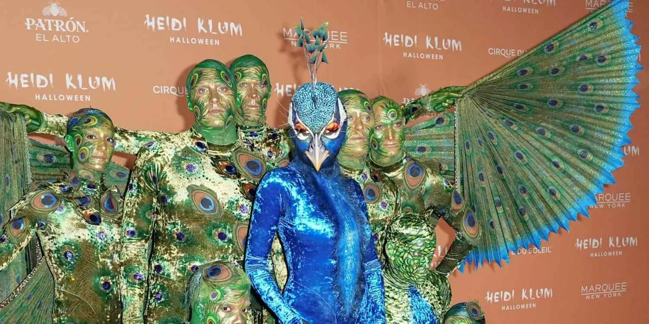 Хайди Клум появилась на вечеринке в костюме павлина с "живым оперением"