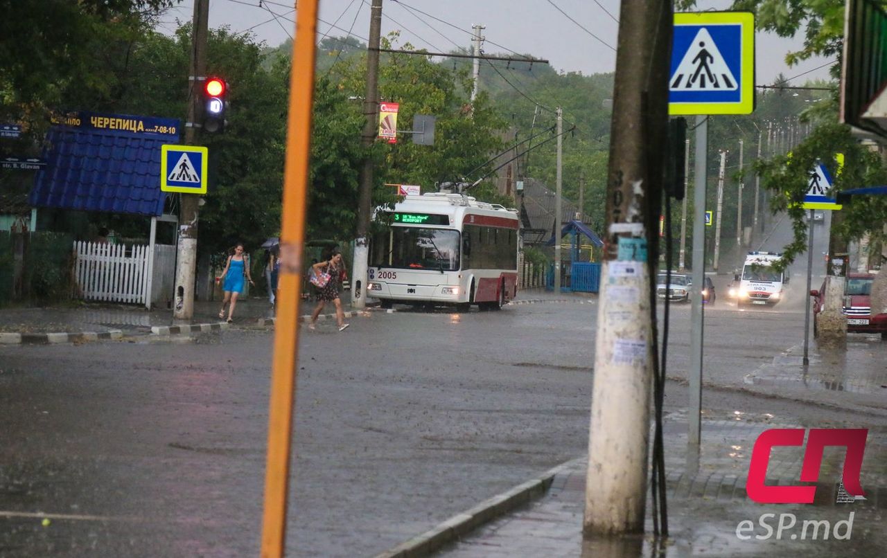 В Бельцах прошёл сильный ливень: машины глохли в воде