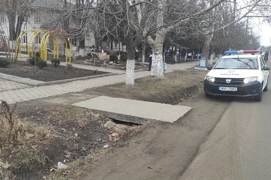 В Бессарабке вандалы разбили инсталляцию и уличные фонари