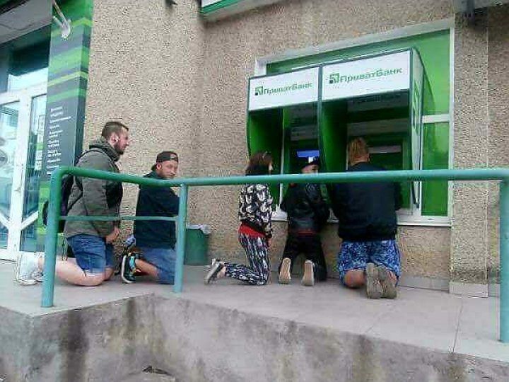 În genunchi în fața bancomatului. Ce trebuie să facă oamenii din Ucraina ca să scoată bani