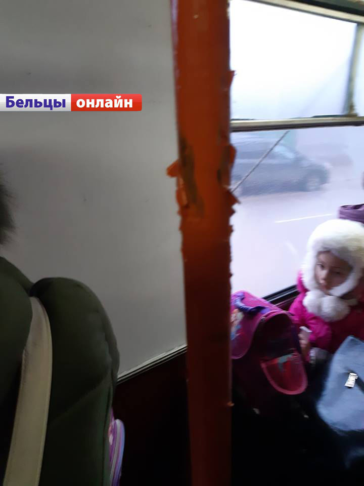 Пассажиры бельцкого троллейбуса окрасились в оранжевый цвет
