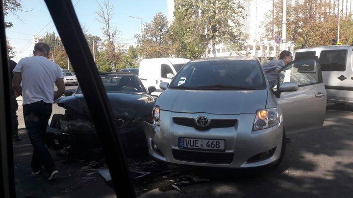 Accident la intersecția străzilor Sfatul Țării și Ștefan cel Mare din Capitală. Două mașini s-au ciocnit violent
