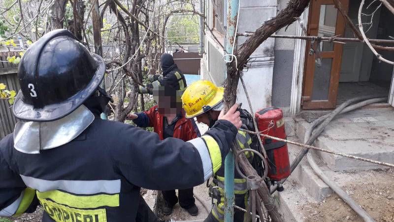 В Страшенах спасатели вывели женщину из охваченного огнем помещения