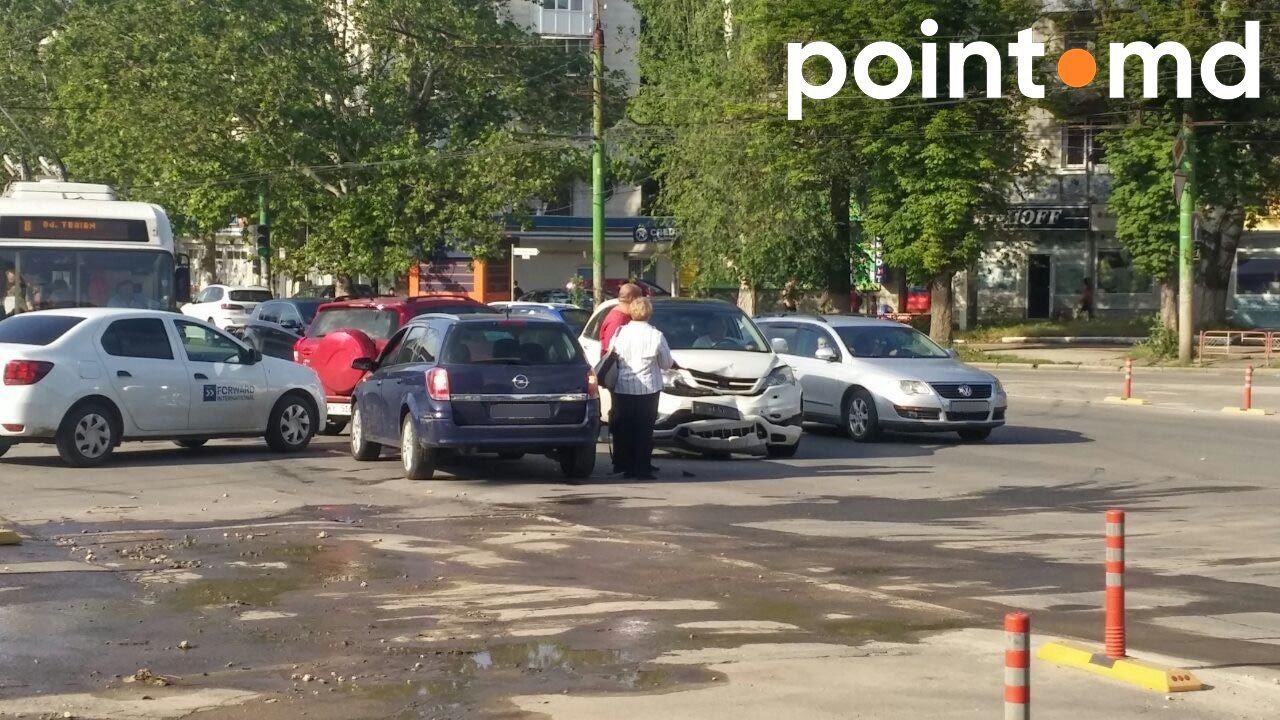 На перекрестке улиц Трандафирилор - Дечебал произошла авария