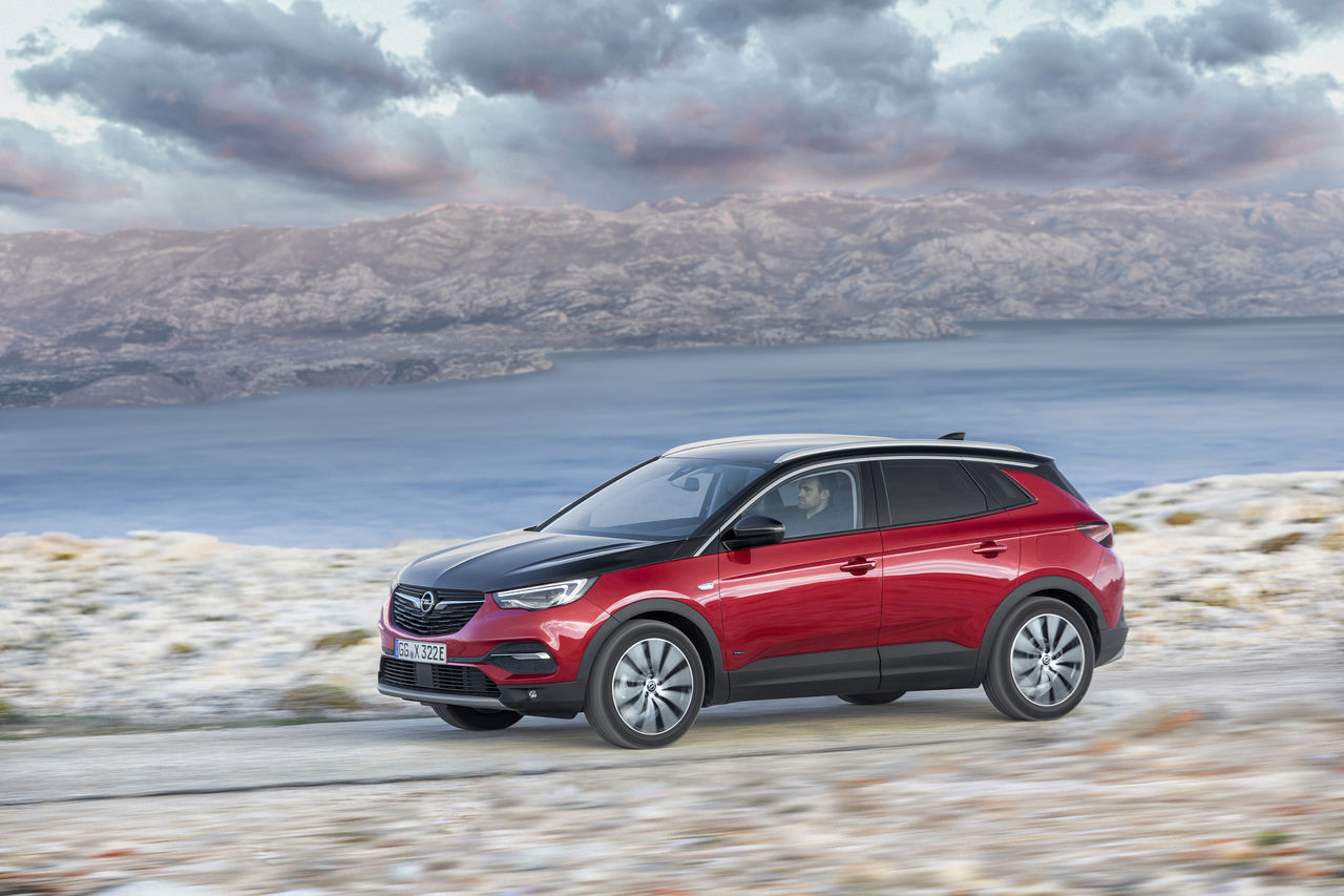 Opel выпустил первый в своей истории подключаемый гибрид