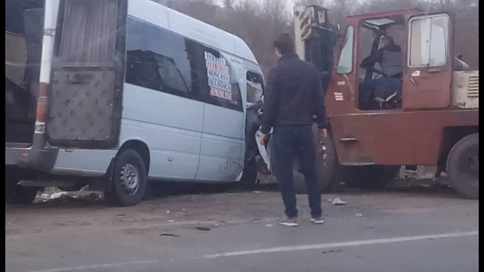 В результате столкновения Volkswagen и рейсового микроавтобуса на трассе Новые Анены-Кишинев погиб человек