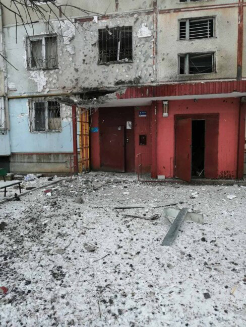 Снаряд попал в жилой дом в Харькове
