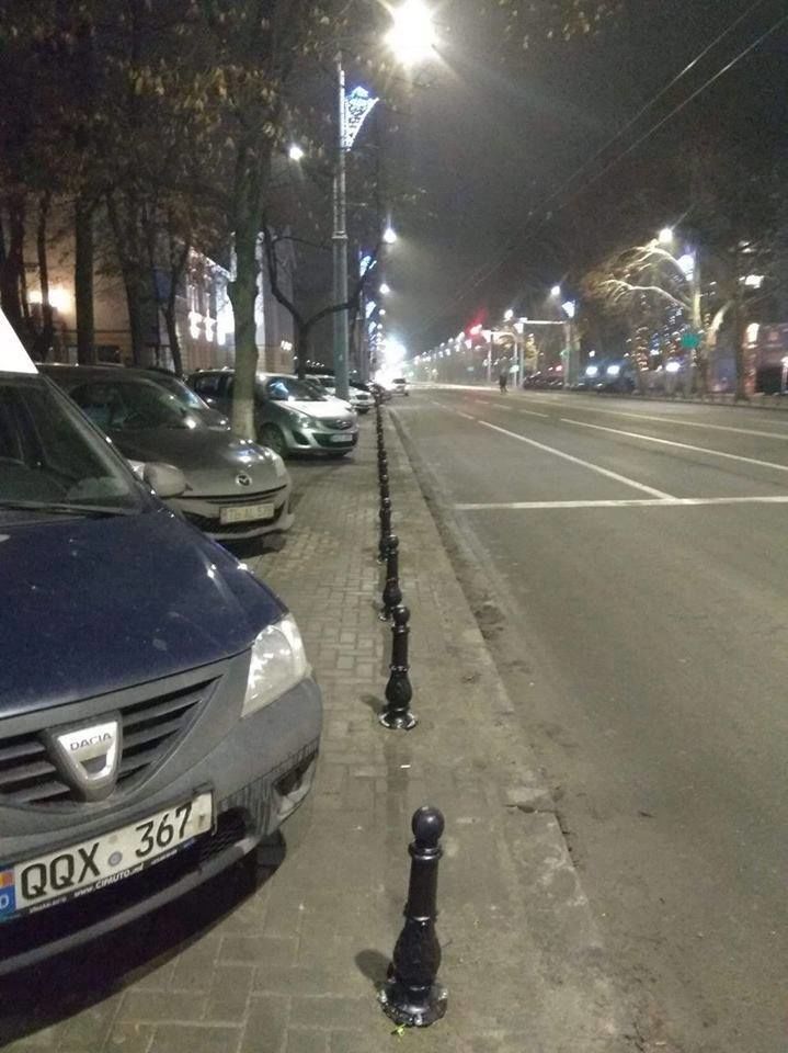 В центре Кишинева автохамы захватили тротуары после установки антипарковочных столбиков