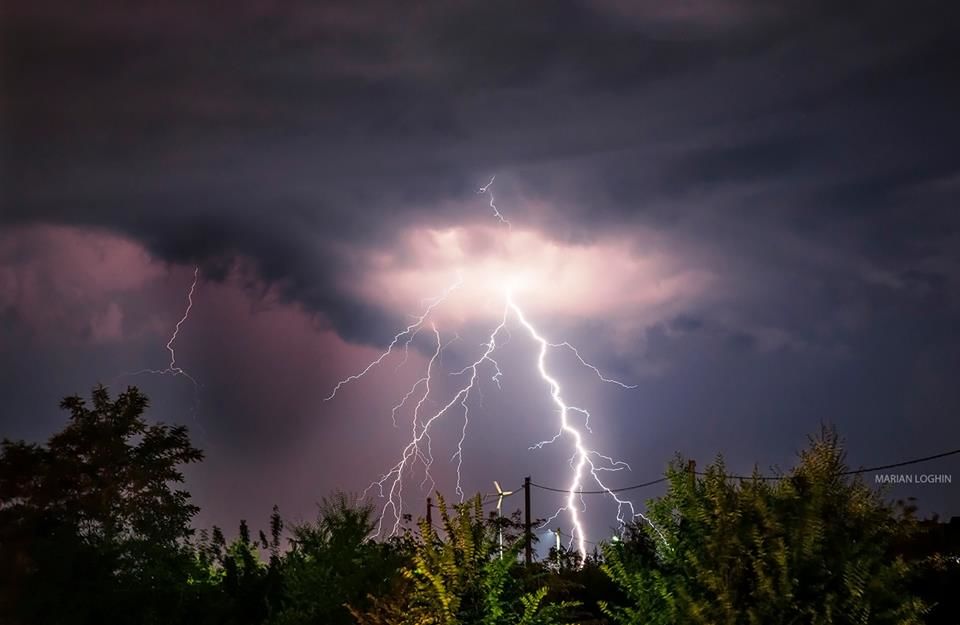 Foto: Fulgerele care s-au năpustit noaptea peste Moldova