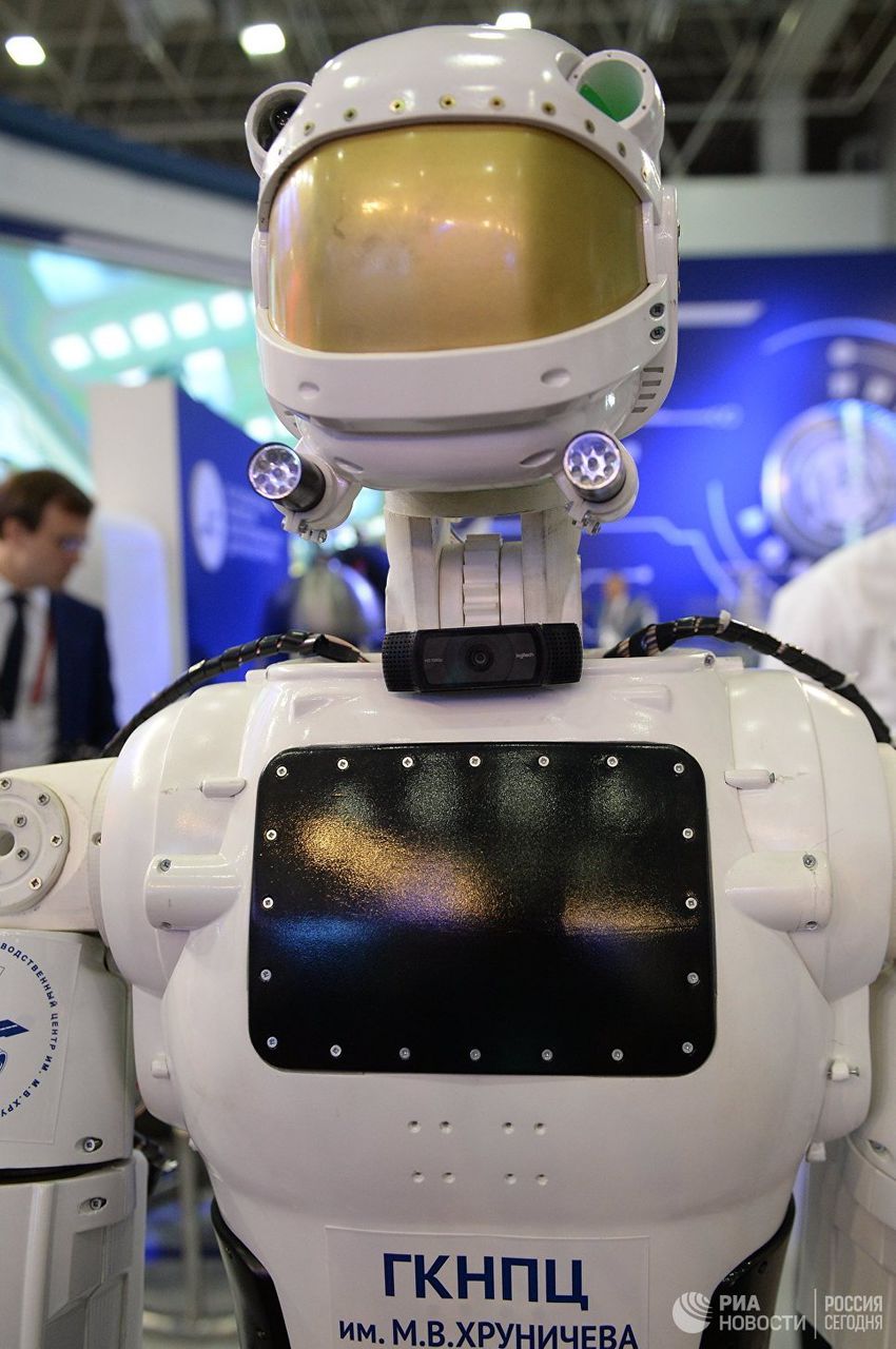 Рогозин не стал разговаривать с роботом на форуме "Армия-2018"
