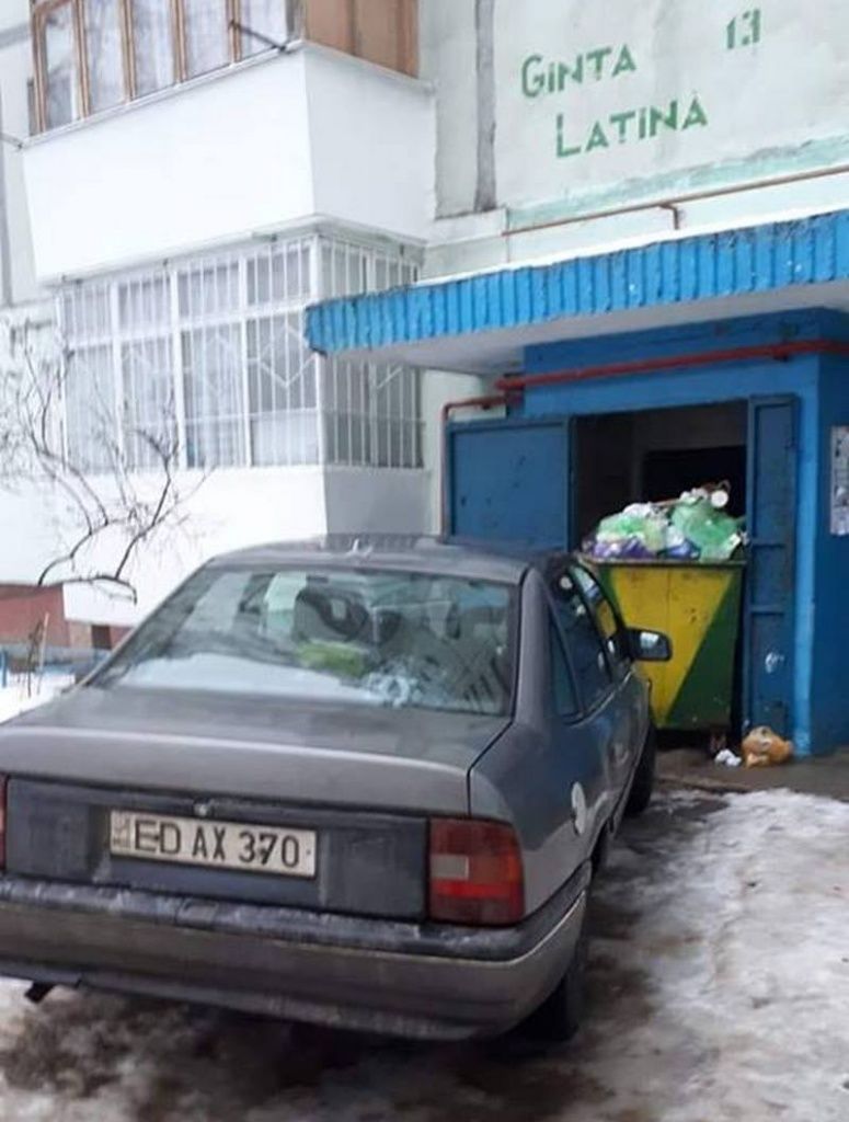 Из-за оставленного авто из дома на Чеканах третьи сутки невозможно вывезти мусор