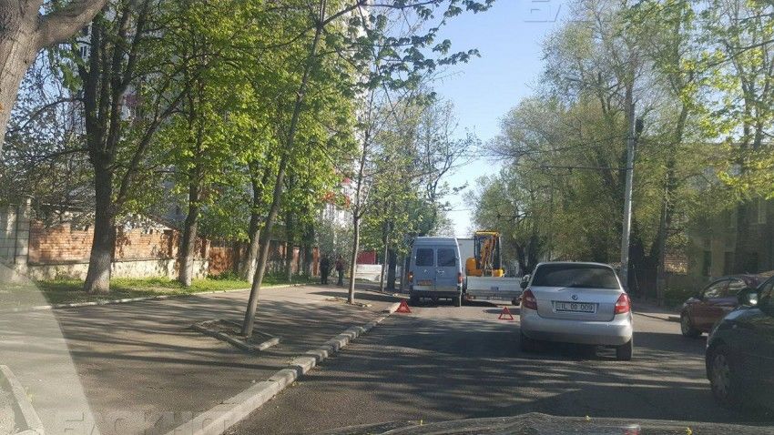 В Кишиневе «притершиеся» маршрутка и грузовик спровоцировали пробку