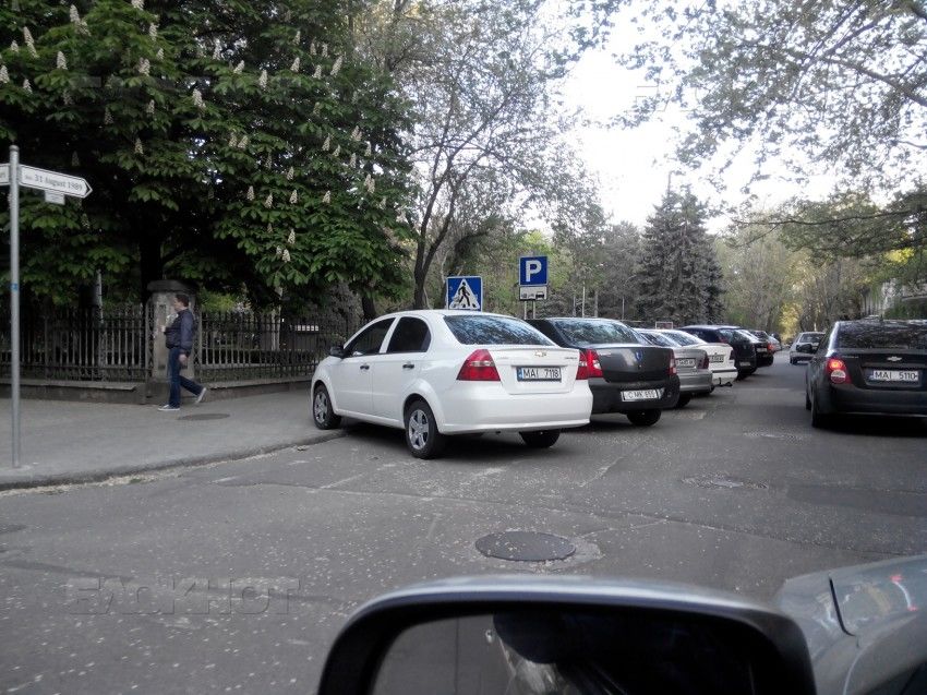 Автомобиль МВД засняли припаркованным на пешеходном переходе