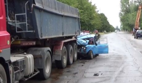 Un şofer din Bender a intrat cu maşina într-un camion parcat pe marginea drumului