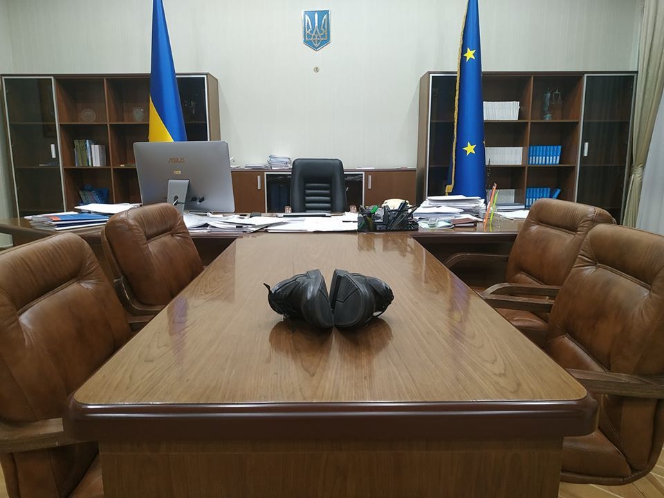 Министр юстиции Украины выложил в соцсети фото ботинок на столе